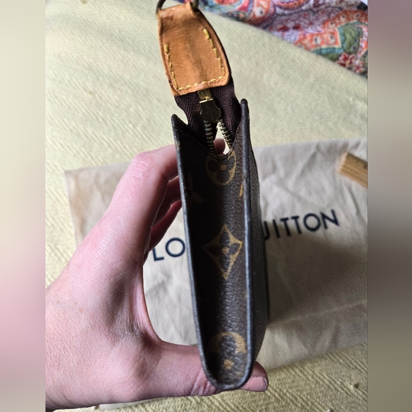 LOUIS VUITTON Monogram Bucket Pouch - Picture 6 of 8